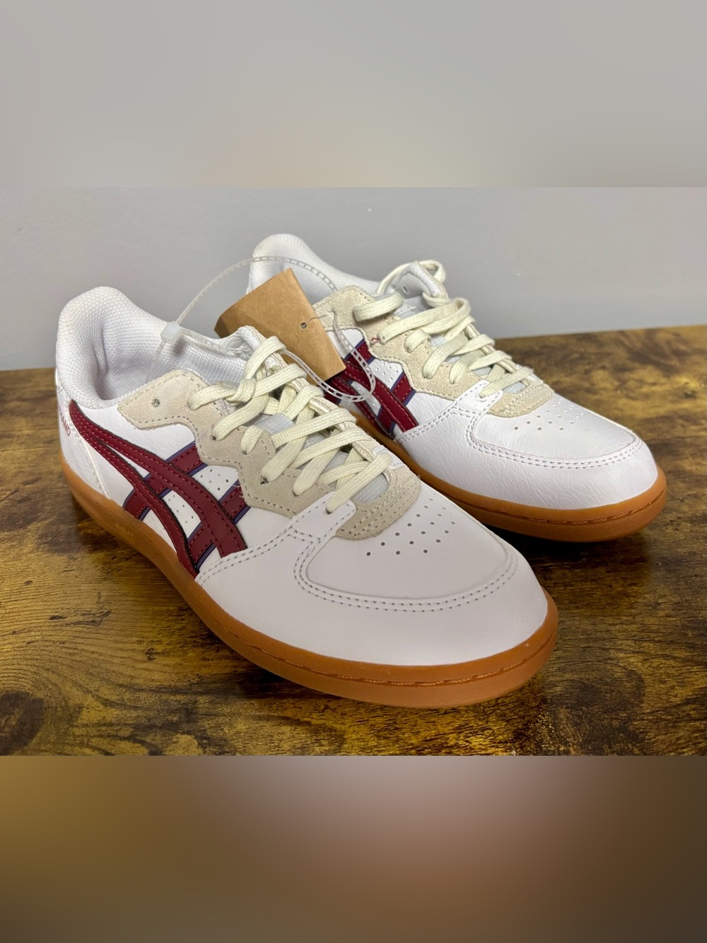 ASICS Skyhand OG
White Brisket Red Gum Big Kids size 4 NWT
